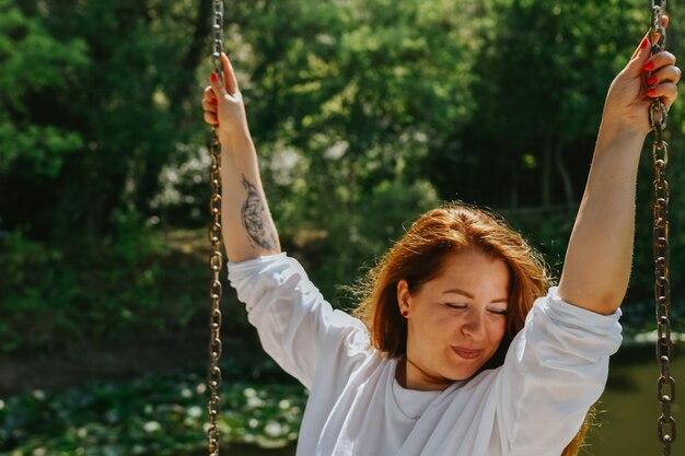 Photo rear view of woman holding swing at park