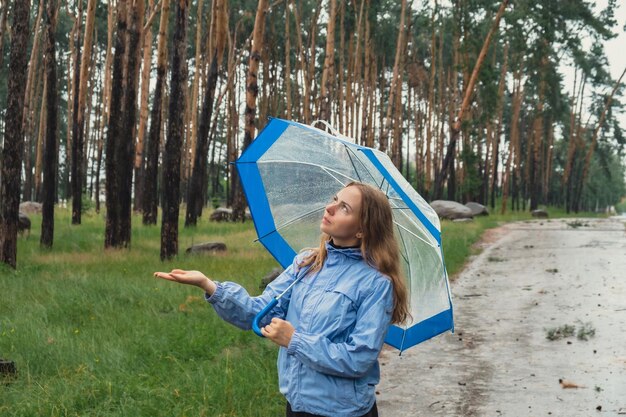 Foto vista posteriore di una donna che tiene un ombrello