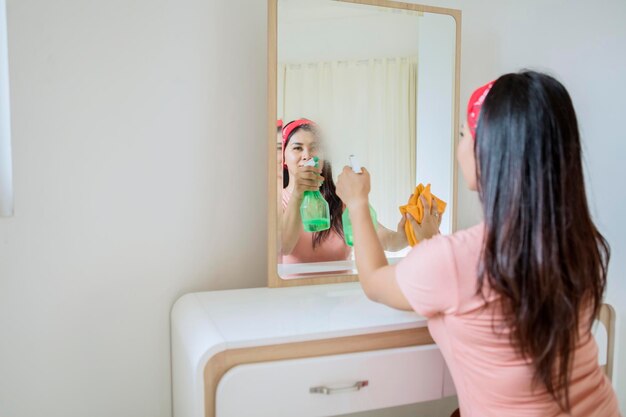 Photo rear view of woman at home