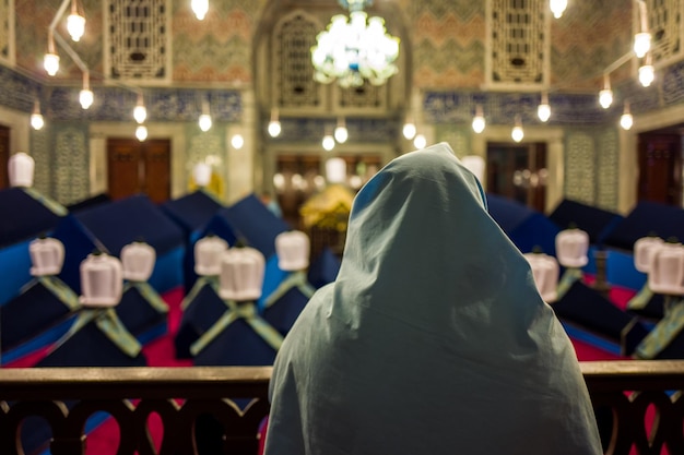 Foto vista posteriore di una donna in una chiesa illuminata