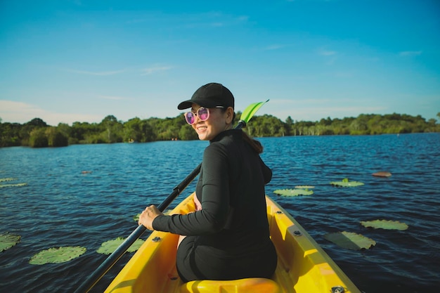 호수 에서 카야크 를 타고 있는 여자 의 뒷면