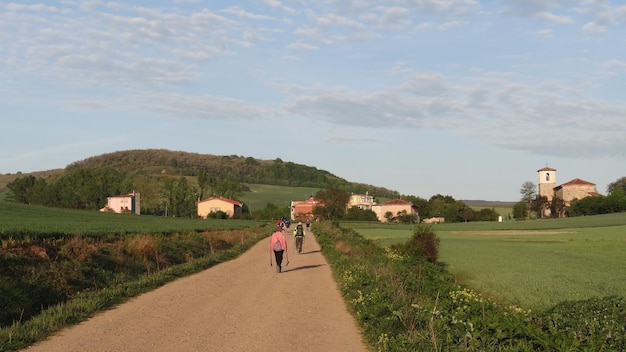 Photo rear view of woman on landscape against sky