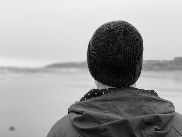 Photo rear view of woman looking at camera against sky