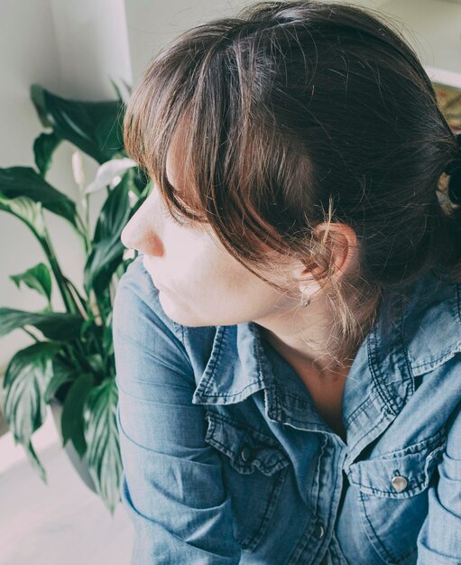 Foto vista posteriore di una donna che guarda la telecamera