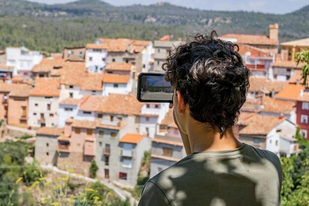 Foto vista posteriore di una donna che guarda gli edifici della città