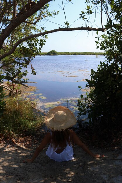 Foto vista posteriore di una donna che guarda una laguna di mangrovie