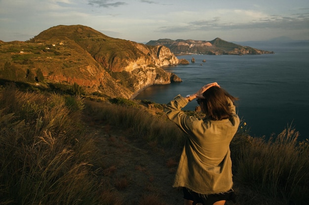 Foto vista posteriore di una donna che guarda il paesaggio