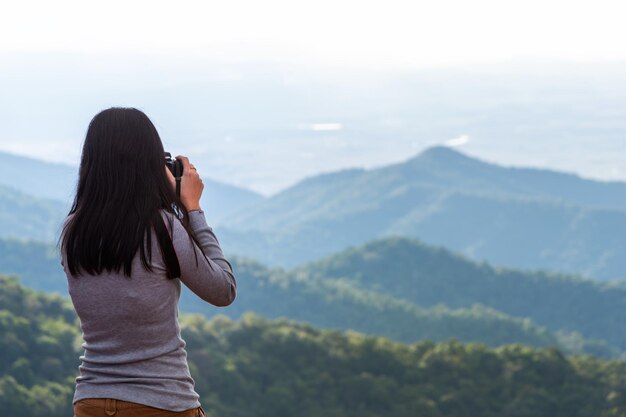 Photo rear view of woman looking at mountains against sky