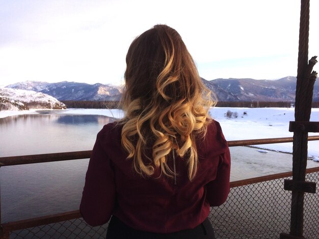 Photo rear view of woman looking at mountains against sky