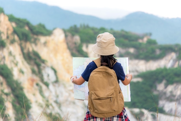 Photo rear view of woman looking at mountains