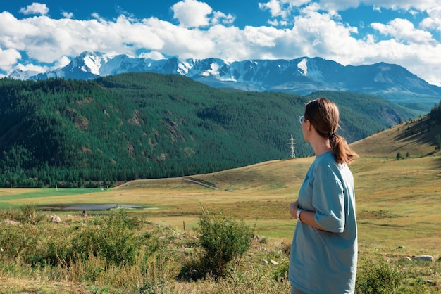 Foto vista posteriore di una donna che guarda le montagne