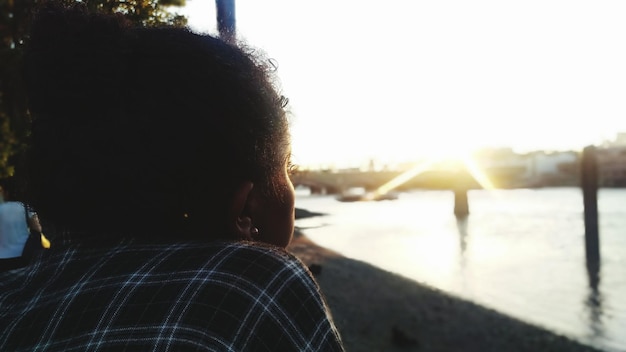 Photo rear view of woman looking at river