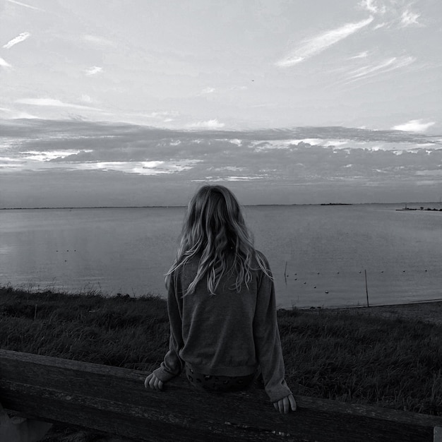 Photo rear view of woman looking at sea against sky