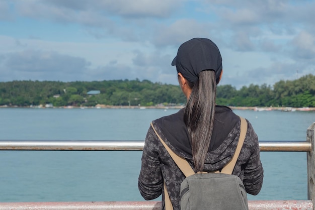 Photo rear view of woman looking at sea against sky