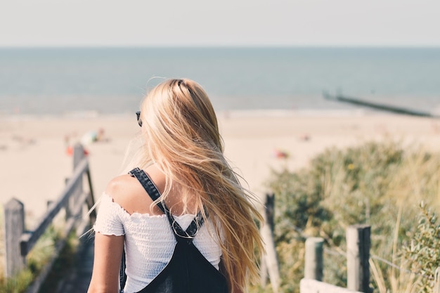 Photo rear view of woman looking at sea against sky