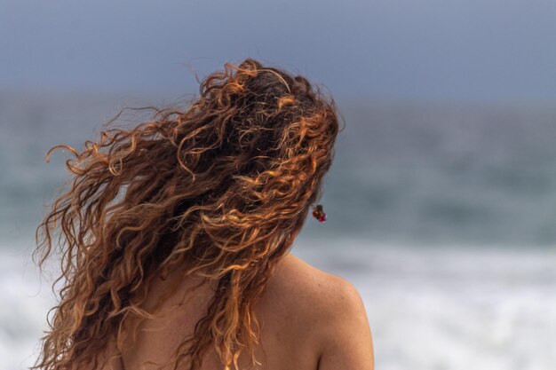 Photo rear view of woman looking at sea shore