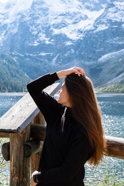 Foto vista posteriore di una donna che guarda il mare