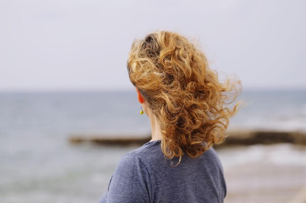 Photo rear view of woman looking at sea