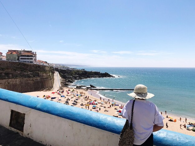 Foto vista posteriore di una donna che guarda la vista contro il cielo