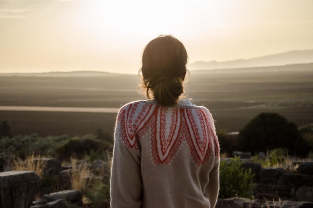 Foto vista posteriore di una donna che guarda la vista