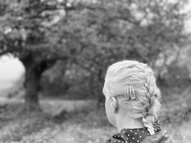 Foto vista posteriore di una donna che guarda la vista