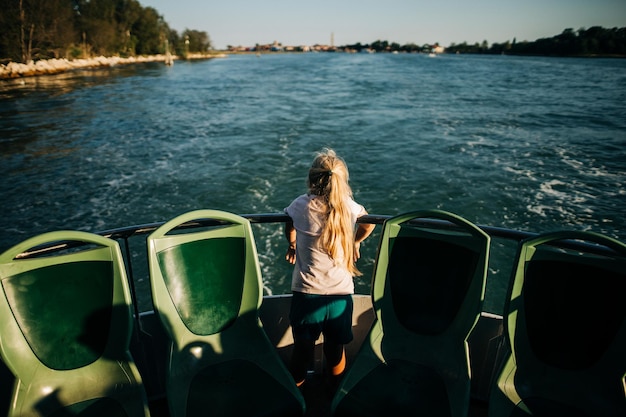 Photo rear view of woman looking at view