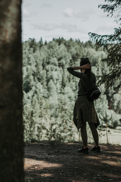 Photo rear view of woman looking at view