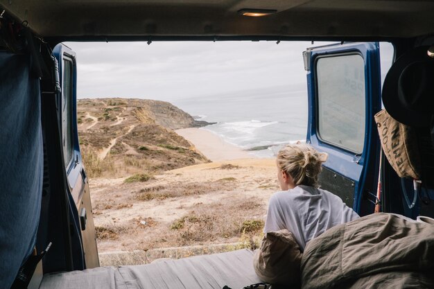 Photo rear view of woman lying down in truck