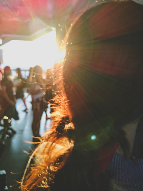 Foto vista posteriore di una donna di notte