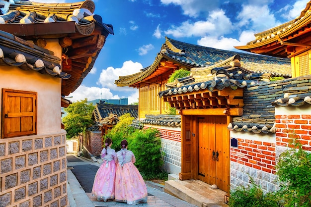 天空を背景に寺院の外の女性の後ろの景色