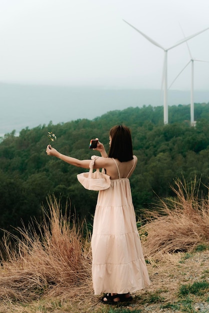 Foto vista posteriore di una donna che fotografa contro il cielo