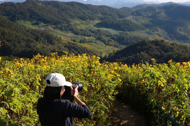 Photo rear view of woman photographing mountains