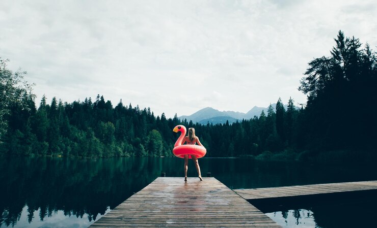 Photo rear view of woman on pier over lake against sky