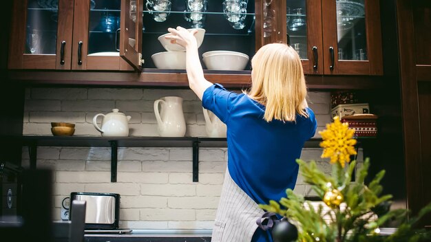 Photo rear view of woman preparing food in kitchen