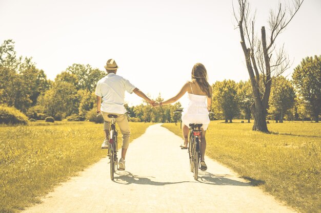 Photo rear view of woman riding bicycle