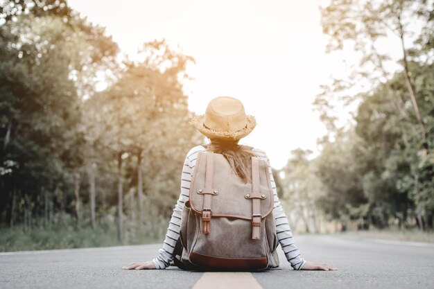 Foto vista posteriore di una donna sulla strada