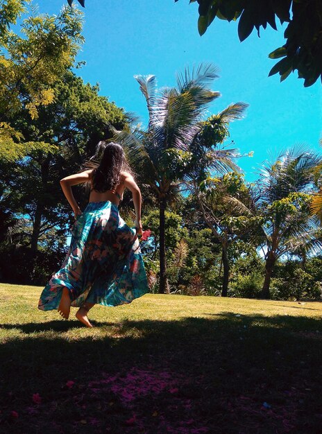 Foto vista posteriore di una donna che corre nel parco