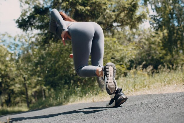 Foto vista posteriore di una donna che corre sulla strada