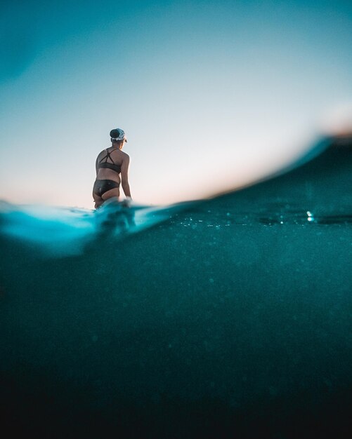 Photo rear view of woman in sea