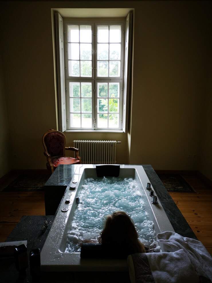 Photo rear view of woman sitting in bathtub at home