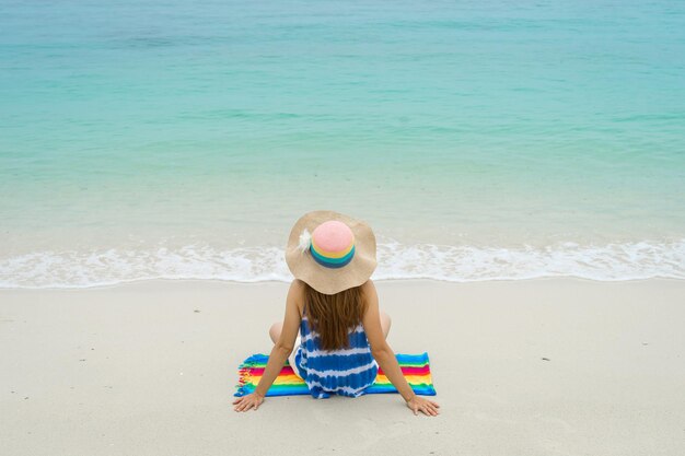 Photo rear view of woman sitting at beach