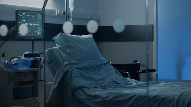 Photo rear view of woman sitting on bed at home