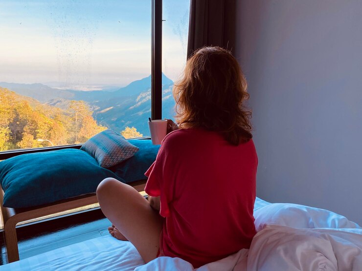 Photo rear view of woman sitting on bed