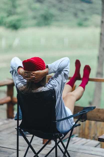 Photo rear view of woman sitting on chair