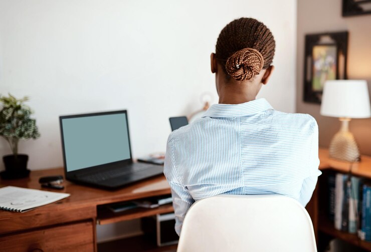 Photo rear view of woman sitting at desk