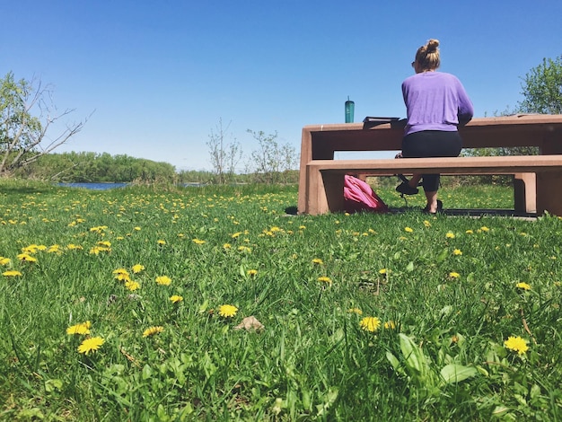 Photo rear view of woman sitting in garden