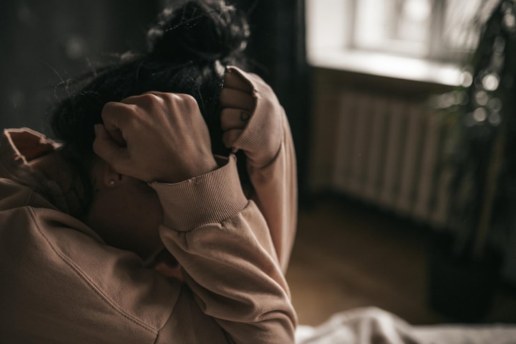 Photo rear view of woman sitting at home