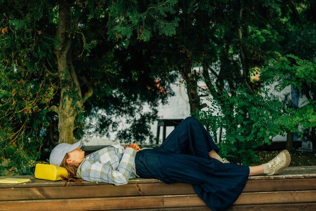 Foto vista posteriore di una donna seduta in un parco