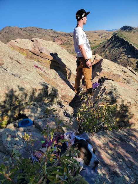 Photo rear view of woman sitting on rock