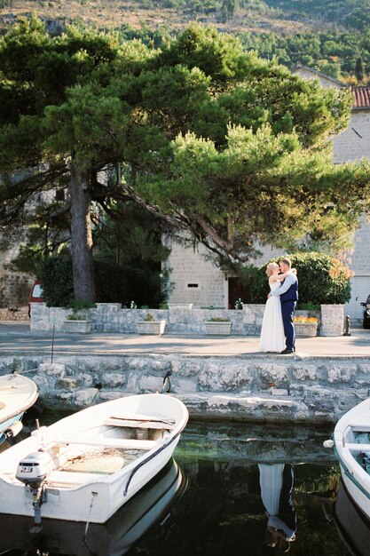 Foto vista posteriore di una donna seduta in acqua